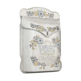 Vintage stílusú, fémből készült, antikolt púder színű, virágos dombormintával díszített, post feliratú postaláda